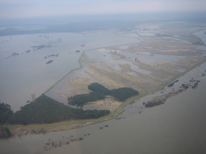 Das Foto zeigt ein Luftbild im Bereich Klietnick während eines Elbe-Hochwassers.