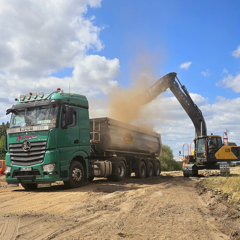 Archivfoto von Bauarbeiten am Deich Niegripp