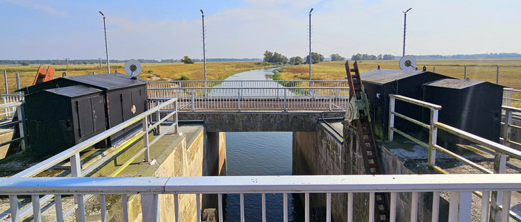 Blick auf das Aland-Abschlussbauwerk