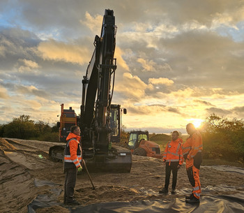 Die Bauarbeiten am Deich bei Hohenwarthe haben begonnen. 