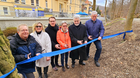 Vor der neuen Uferstützwand in Hasserode stehen LHW-Flussbereichsleiter Dr. Ertl, Kathrin Tarricone als Vorsitzende des Ausschusses für Wissenschaft, Energie, Klimaschutz und Umwelt des Landes Sachsen-Anhalt, Wernigerodes Oberbürgermeister Tobias Kascha, LHW-Direktorin Martina Große-Sudhues, Umweltminister Armin Willingmann und Jörn Frankenfeld von der Firma Umwelttechnik & Wasserbau GmbH.