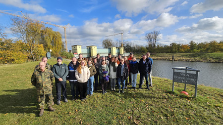 Der fachliche Erfahrungsaustausch führte die Gruppe unter anderem zum im Umbau befindlichen Wehr Neuwerben. 