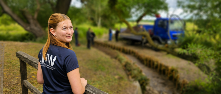 Junge Frau in Arbeitskleidung Arbeitsumfeld in der Natur