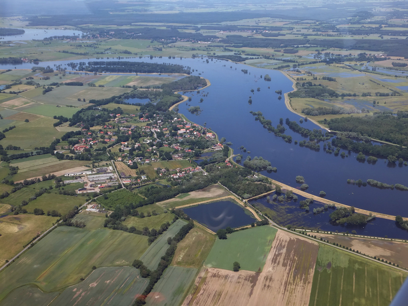 Das Foto zeigt den Bereich Wahrenberg aus Vogelperspektive während eines Elbe-Hochwassers.