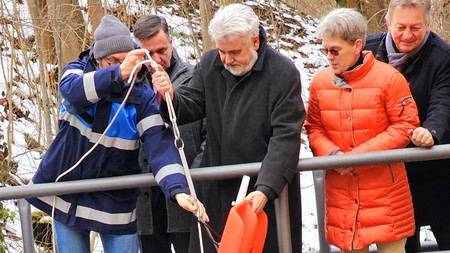 Umweltminister Prof. Dr. Willingmann und LHW-Direktorin Martina Große-Sudhues stehen mit Vertretern des LHW auf dem Messsteg und lassen das Messboot zu Wasser. 