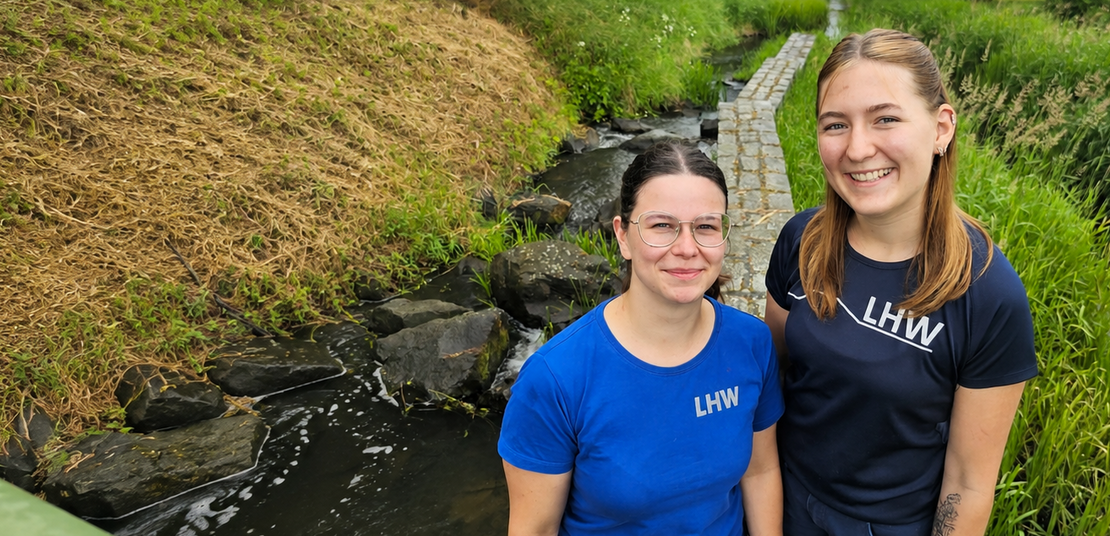 Zwei junge Frau in Arbeitskleidung am Wasser