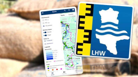 Unscharfes Bild von Sandsäcken, davor Icon der App Hopchwassergefahr ST und ein Screenshot aus der App. 