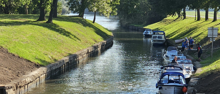 Boote liegen im Wasser vor dem Schleusenuntergraben der Oeblitzschleuse und Warten auf die Passage.