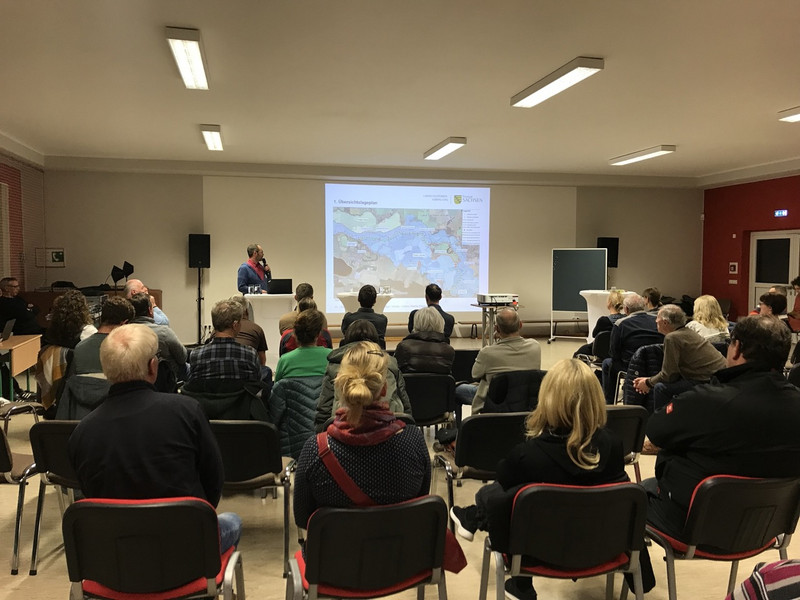 Teilnehmenden bei der Informationsveranstaltung zum Flutpolder Rösa am 24. November 2022 in Rösa.
