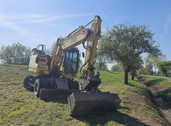 Bagger steht auf einem Deich