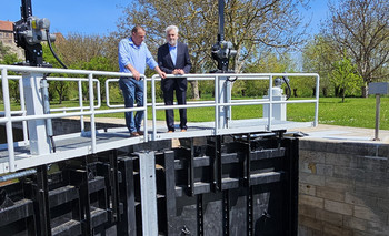 Sachsen-Anhalts Umweltminister Prof. Dr. Armin Willingmann und Flussbereichsleiter Steffen Heling auf den neuen Toren der Schleuse Wendelstein
