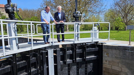 Sachsen-Anhalts Umweltminister Prof. Dr. Armin Willingmann und Flussbereichsleiter Steffen Heling auf den neuen Toren der Schleuse Wendelstein