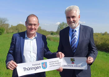 Umweltminister Tilo Kummer (Thüringen) und Sachsen-Anhalts Umweltminister Prof. Dr. Armin Willingmann auf dem erneuerten Helme-Deich