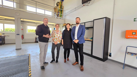 Flussbereichsleiter Marco Schirmer, LHW-Direktorin Martina Große-Sudhues, 2. Beigeordnete Maria Hansen vom Landkreis Stendal und Havelsbergs Bürgermeister Mathias Bölt im Werkstatt-Gebäude. 