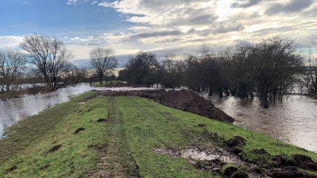 Archivfoto vom Winterhochwasser 2023/24: Blick auf einen Deich an dfer Helme