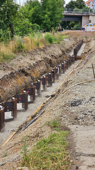Zum Schutz vor Hochwasser wurden und werden Spundwände gesetzt.