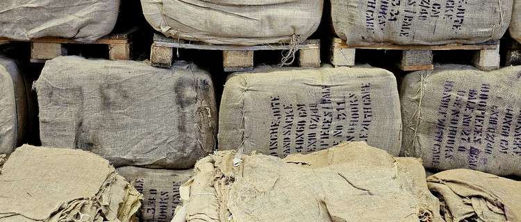 Blick auf Sandsäcke im Hochwasserschutzlager Schönebeck