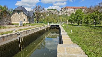 Blick auf das Schleusenbecken mit der Burg Wendelstein im Hintergrund.