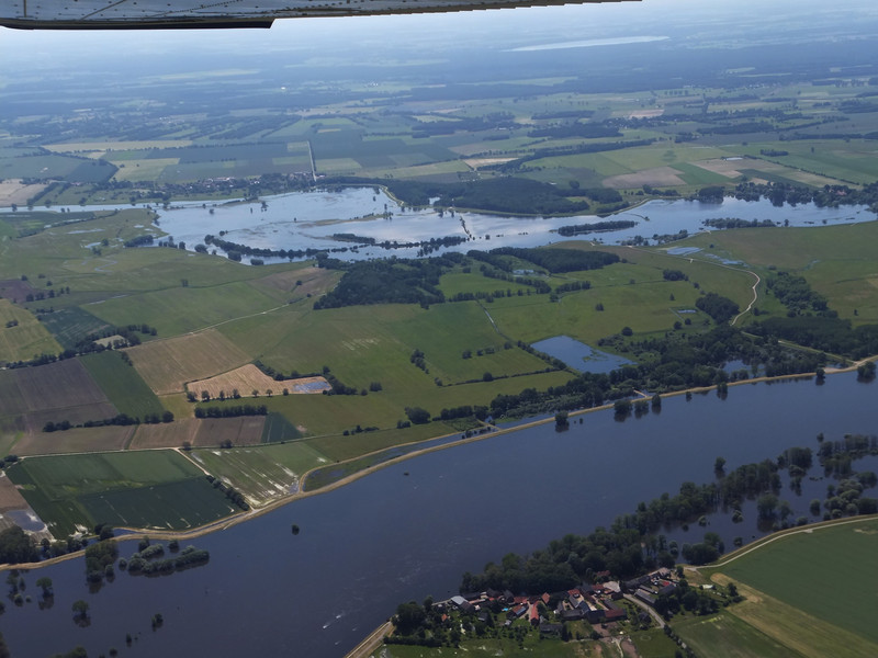 Das Foto zeigt Luftbild aus Vogelperspektive von Elbe und Aland.