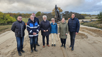 Sachsen-Anhalts Umweltminister Prof. Dr. Willingmann sowie Vertreter des LHW und aus der Kommunalpolitik schauten sich die Baufortschritte an der Deichbaumaßnahme bei Hohenwarthe an. 