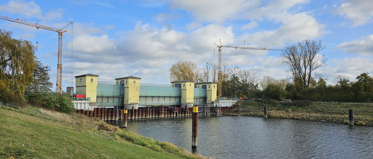 Blick auf das in Sanierung befindliche Wehr Neuwerben