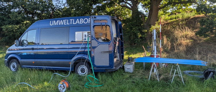 Das mobile Umweltlabor des LHW an einer grundwassermessstelle. 