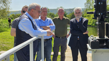 Gruppe von Politikern und LHW-Vertretern an der Schleusentechnik.