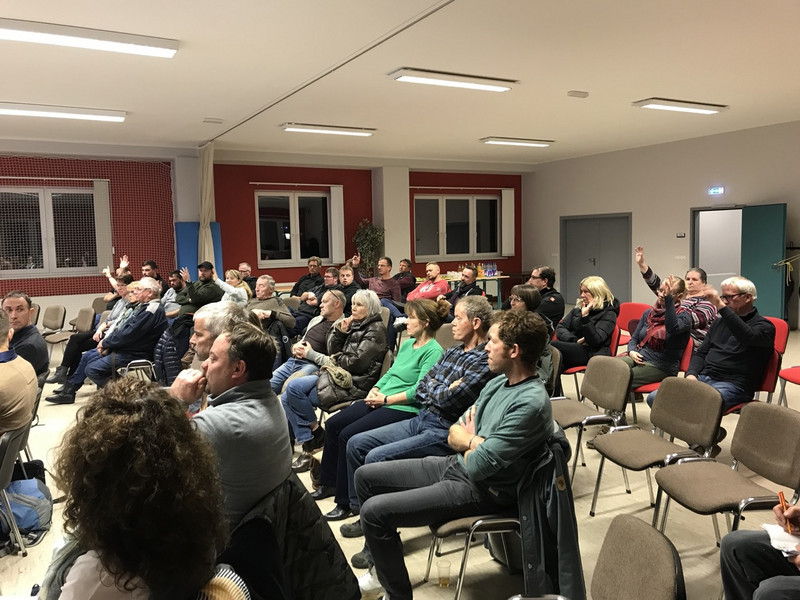Teilnehmende bei der Informationsveranstaltung zum Flutpolder Rösa am 24. November 2022 in Rösa.