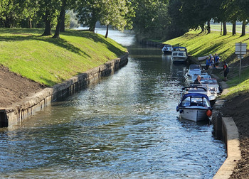 Boote liegen an der Oeblitzschleuse.