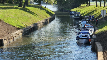 Boote liegen an der Oeblitzschleuse.