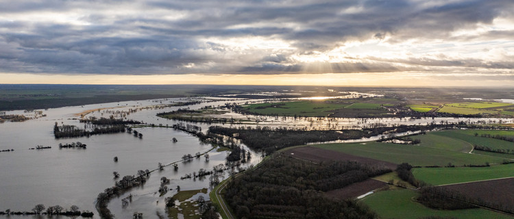 Luftaufnahme: Blick im Bereich des Pretziener Wehrs auf überschwemmten Umflutkanal. 