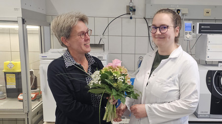 LHW-Direktorin Martina Große-Sudhues gratulierte der Auszubildenden Tinka Soboll zu ihrer erfolgreichen Ausbildung.