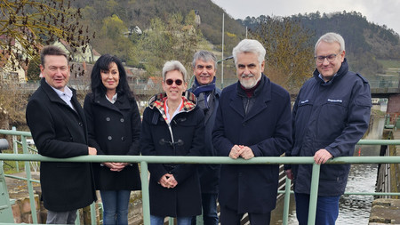 Vertreter aus Politik und Verwaltung bei der Eröffnung der Schleusensaison an der Schleuse Freyburg (Unstrut) - sie stehen auf den Schleusentoren.