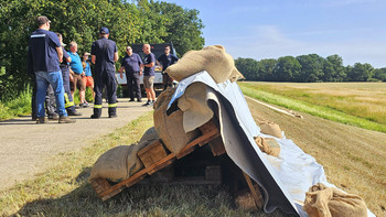 Deicherhöhung mit Hilfe von Euro-Paletten