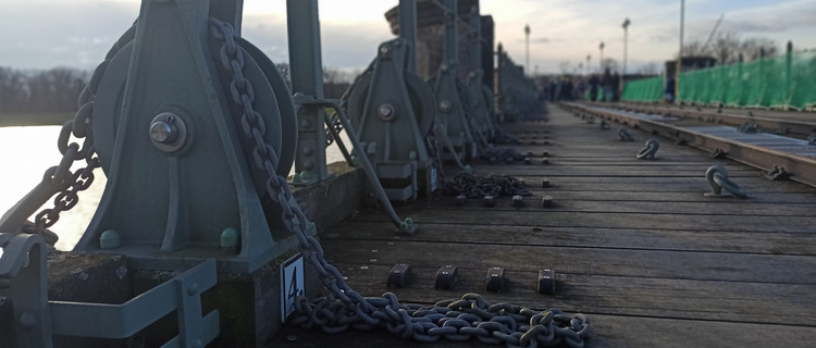Blick auf die Wehrbrücke des Pretziener Wehres