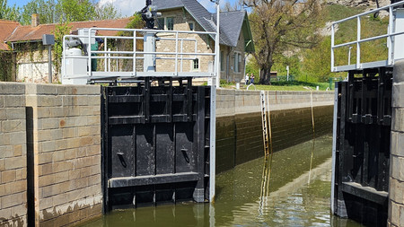 Blick auf die Tore der Schleuse Wendelstein