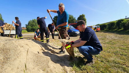 Sandsäcke werden gefüllt.