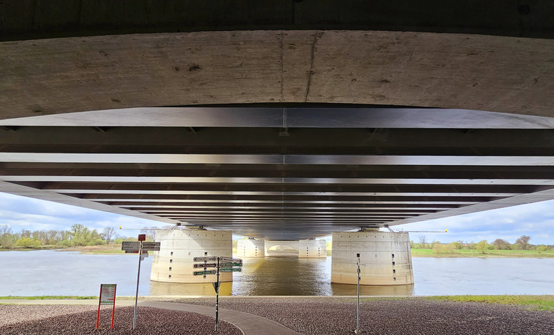 Das Bild zeigt die Unterseite der Trogbrücke mit Blick auf die Elbe