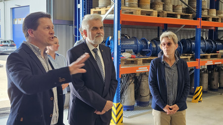 Umweltminister Prof. Dr. Armin Willingmann (Mitte) besichtigt das Hochwasserschutzlager des LHW in Schönebeck 