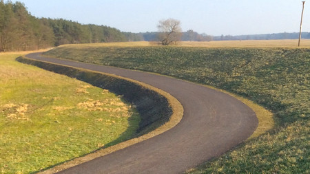 Blick auf einen Deich
