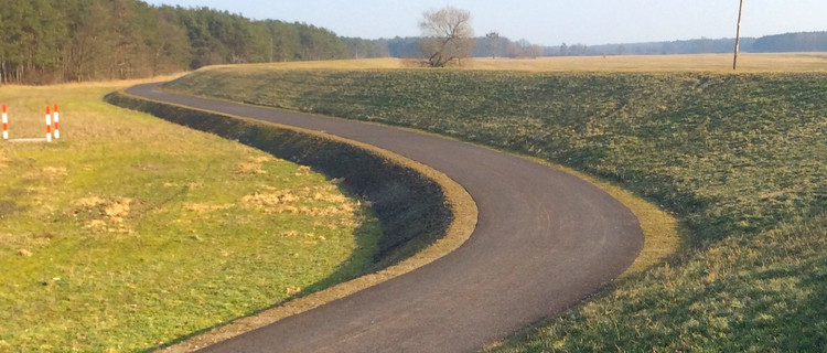 Blick auf einen Deich
